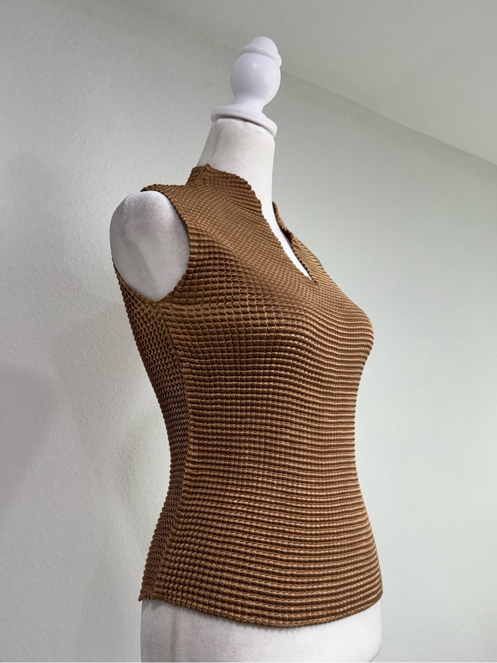 Vtg Y2K E.K. Designs Bronze Brown Plissé Micro Pleated Sleeveless V Neck Top S